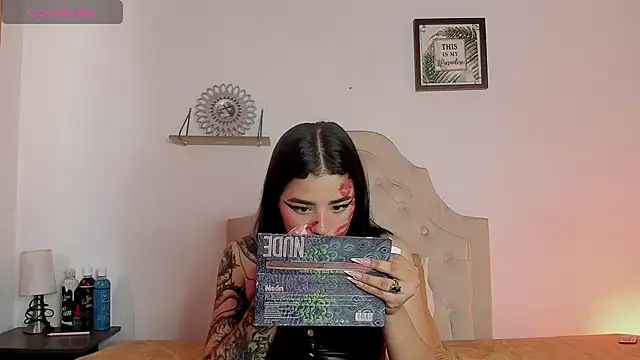 Snapshot of aliice_walker_ chatting on February 10, 6:35 pm aliice walker online show from February 10, 6:35 pm