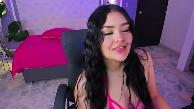 Snapshot of martinasaez chatting on July 6, 8:22 pm martinasaez online show from July 6, 8:22 pm