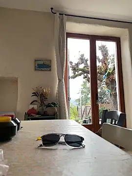 Snapshot of la_chiennete chatting on November 1, 12:29 pm la chiennete online show from November 1, 12:29 pm