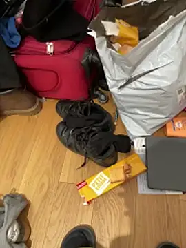 Snapshot of la_chiennete chatting on December 15, 8:51 am la chiennete online show from December 15, 8:51 am