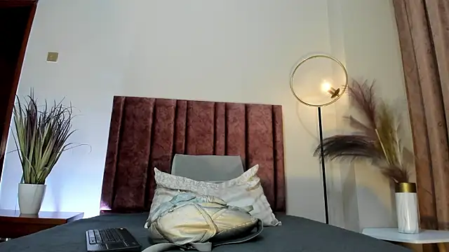 NoraDasilva online show from March 12, 11:55 pm