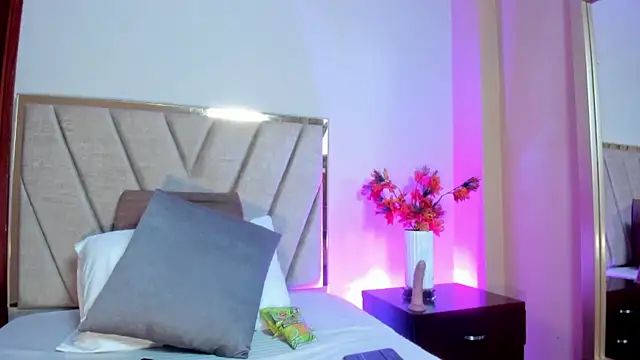 NoraDasilva online show from April 15, 12:39 am