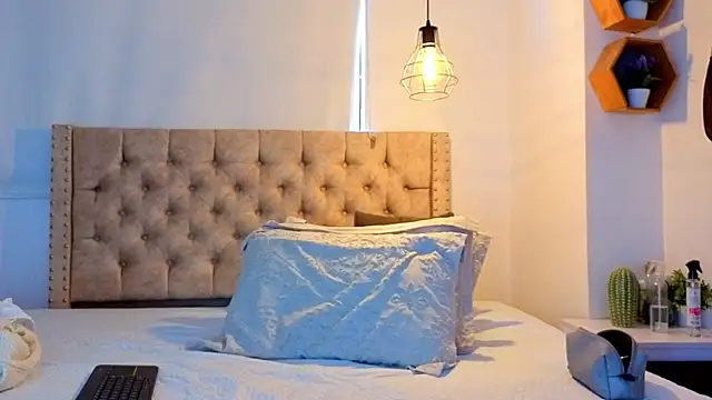 KeryHillson online show from March 29, 1:44 pm