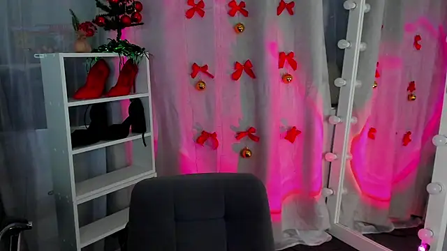 Snapshot of MipsyMipson chatting on December 3, 1:43 pm MipsyMipson online show from December 3, 1:43 pm