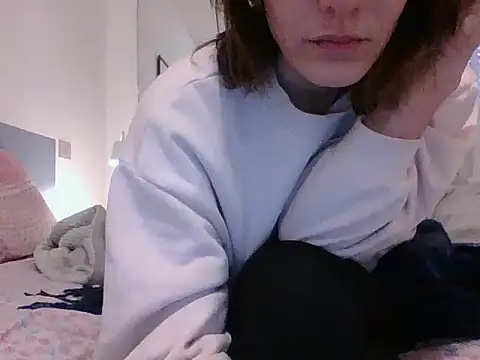 Snapshot of Emyly83 chatting on January 5, 10:21 am Emyly83 online show from January 5, 10:21 am