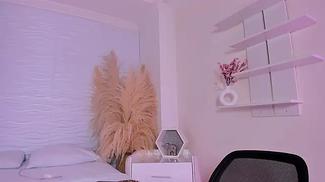 CamileHolmes online show from April 14, 5:02 am