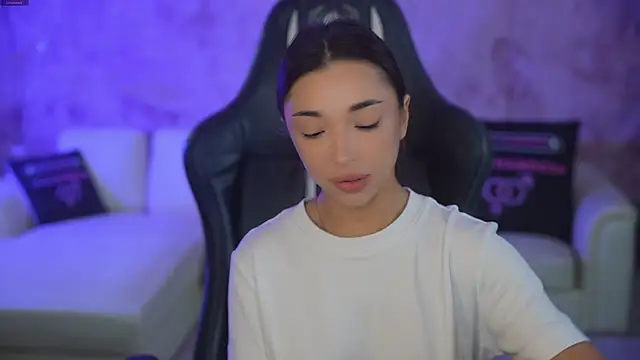 Jasmine Flow online show from October 18, 7:20 am