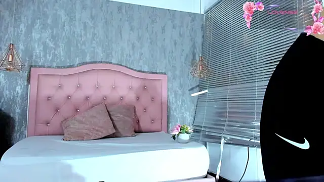 Snapshot of naomidibello chatting on July 21, 7:05 pm naomidibello online show from July 21, 7:05 pm