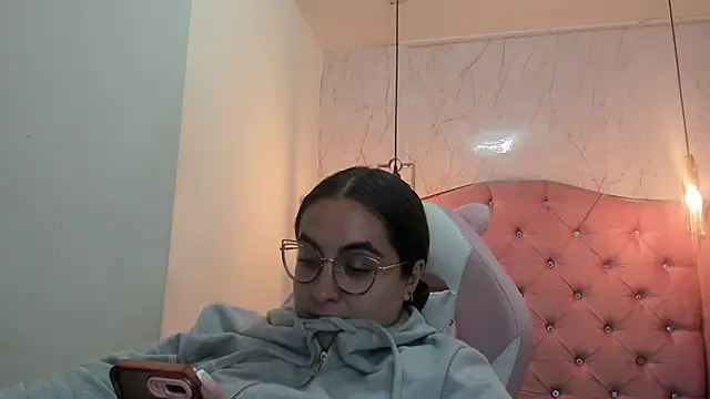 nalalye cruzz  online show from February 12, 2:35 am