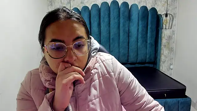 nalalye cruzz  online show from September 19, 2:24 am