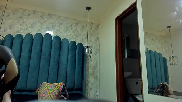 nalalye cruzz  online show from October 18, 2:36 am