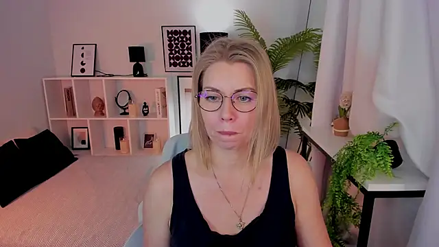 Annie Light online show from November 22, 1:43 pm