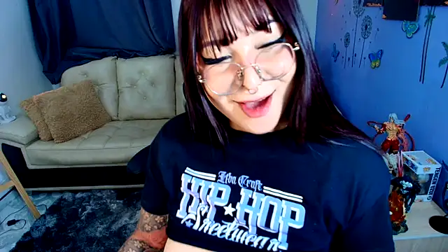 Snapshot of SweetIsabella_x chatting on May 13, 5:05 am SweetIsabella x online show from May 13, 5:05 am
