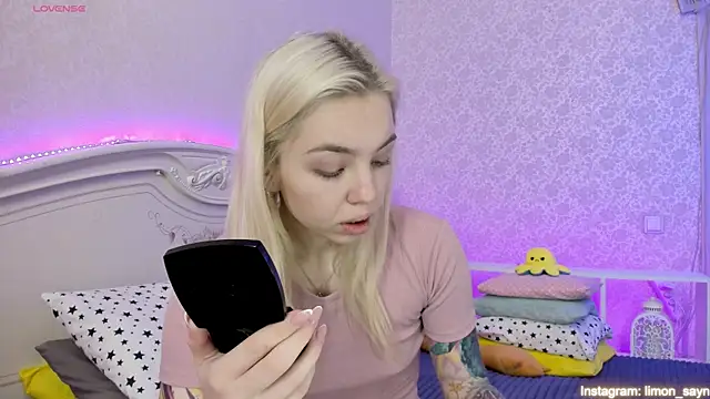 LillyMoure  online show from February 10, 11:45 pm