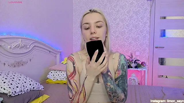 LillyMoure  online show from March 19, 11:25 pm