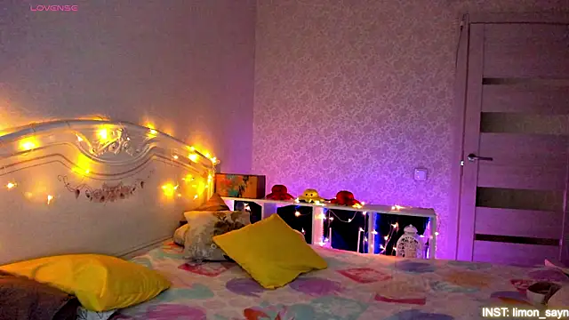 LillyMoure  online show from March 27, 11:37 pm