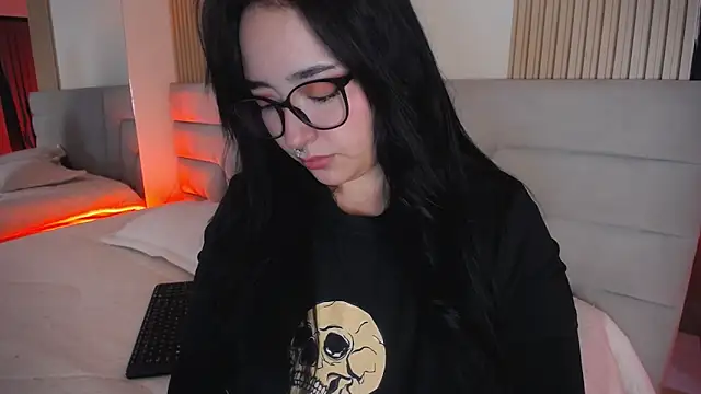 Snapshot of Miss_Loise chatting on April 28, 7:35 am Miss Loise online show from April 28, 7:35 am