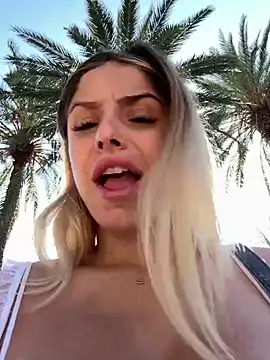 Snapshot of BritneyDimond chatting on December 20, 10:49 am BritneyDimond online show from December 20, 10:49 am