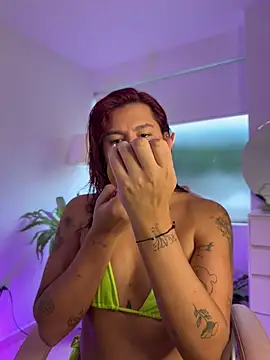 Snapshot of ari_artis chatting on September 15, 8:31 pm ari artis online show from September 15, 8:31 pm