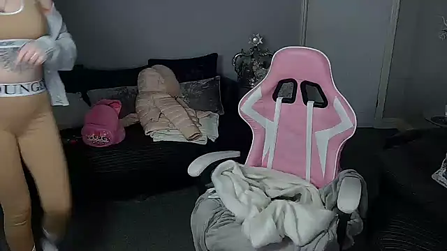 Snapshot of Red_firesquirt chatting on December 16, 2:38 pm Red firesquirt online show from December 16, 2:38 pm