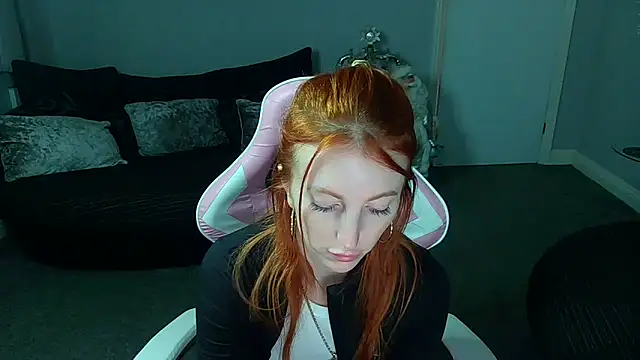 Snapshot of Red_firesquirt chatting on December 18, 2:17 pm Red firesquirt online show from December 18, 2:17 pm