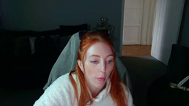 Snapshot of Red_firesquirt chatting on February 5, 3:09 pm Red firesquirt online show from February 5, 3:09 pm