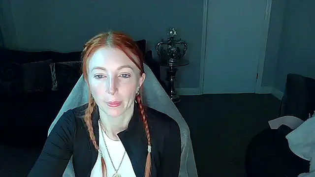 Snapshot of Red_firesquirt chatting on February 5, 11:28 pm Red firesquirt online show from February 5, 11:28 pm
