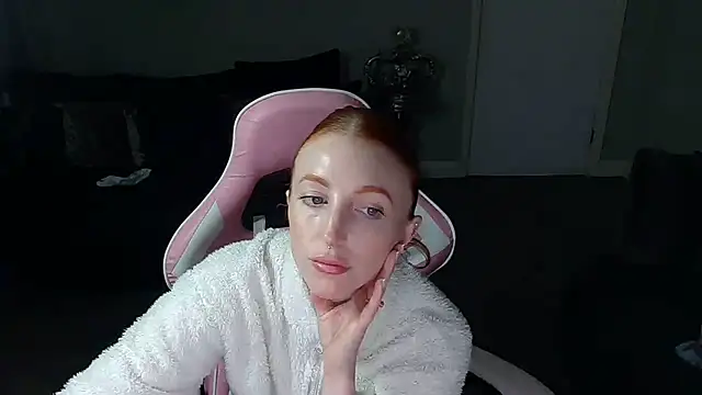 Snapshot of Red_firesquirt chatting on February 12, 2:43 pm Red firesquirt online show from February 12, 2:43 pm