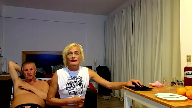 Snapshot of gigianddave chatting on September 28, 12:05 am gigianddave online show from September 28, 12:05 am