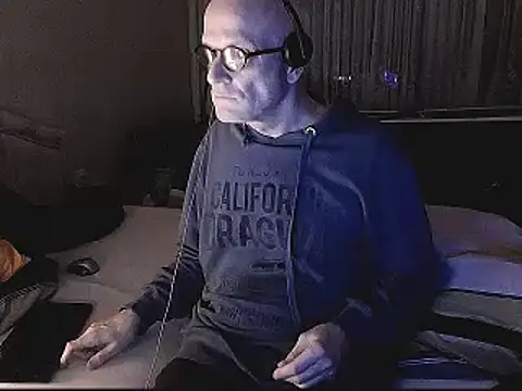 Snapshot of HornyRalfi55 chatting on December 8, 11:35 am HornyRalfi55 online show from December 8, 11:35 am