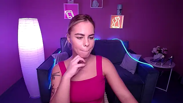 Snapshot of RikaRaily chatting on December 3, 8:49 am RikaRaily online show from December 3, 8:49 am