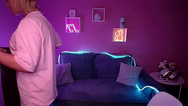 Snapshot of RikaRaily chatting on December 6, 7:10 am RikaRaily online show from December 6, 7:10 am