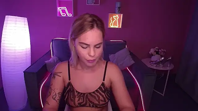 Snapshot of RikaRaily chatting on December 11, 8:58 am RikaRaily online show from December 11, 8:58 am