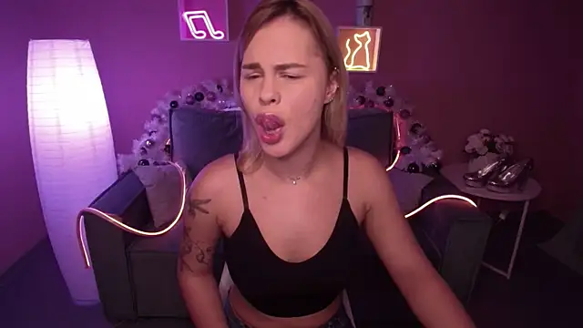 Snapshot of RikaRaily chatting on December 21, 5:47 am RikaRaily online show from December 21, 5:47 am