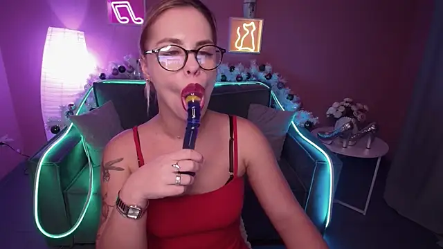 Snapshot of RikaRaily chatting on January 7, 8:56 am RikaRaily online show from January 7, 8:56 am