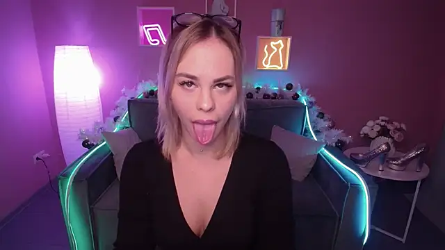 Snapshot of RikaRaily chatting on January 11, 6:03 am RikaRaily online show from January 11, 6:03 am