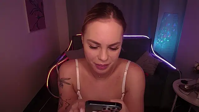 Snapshot of RikaRaily chatting on March 5, 5:18 am RikaRaily online show from March 5, 5:18 am