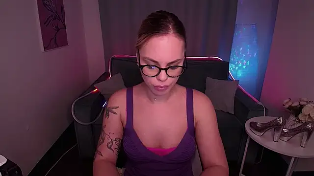 Snapshot of RikaRaily chatting on March 19, 9:06 am RikaRaily online show from March 19, 9:06 am