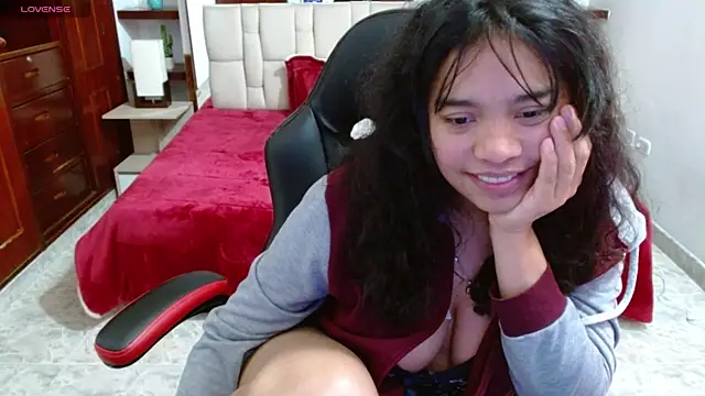 laureentt  online show from March 11, 6:10 am