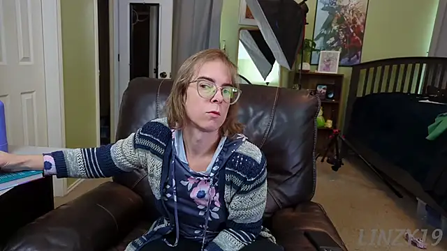 Snapshot of Linzy_19 chatting on January 8, 6:41 pm Linzy 19 online show from January 8, 6:41 pm