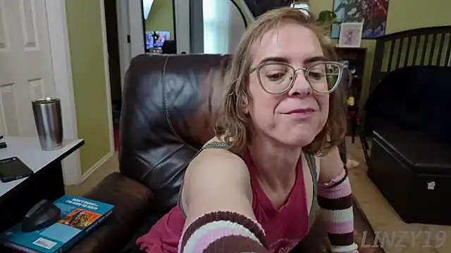 Snapshot of Linzy_19 chatting on January 9, 8:22 pm Linzy 19 online show from January 9, 8:22 pm