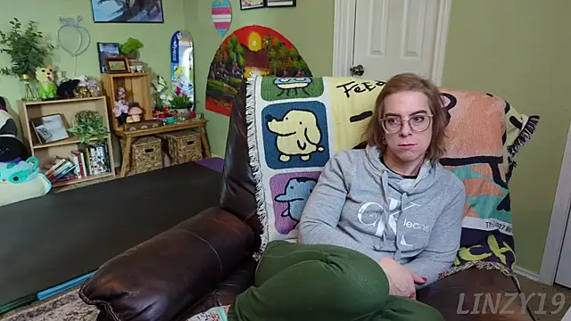 Snapshot of Linzy_19 chatting on February 13, 10:00 pm Linzy 19 online show from February 13, 10:00 pm