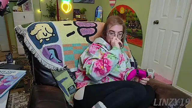 Snapshot of Linzy_19 chatting on February 19, 12:03 am Linzy 19 online show from February 19, 12:03 am