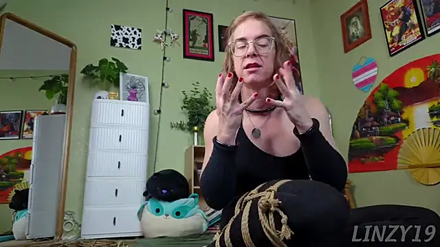 Snapshot of Linzy_19 chatting on February 21, 4:07 am Linzy 19 online show from February 21, 4:07 am