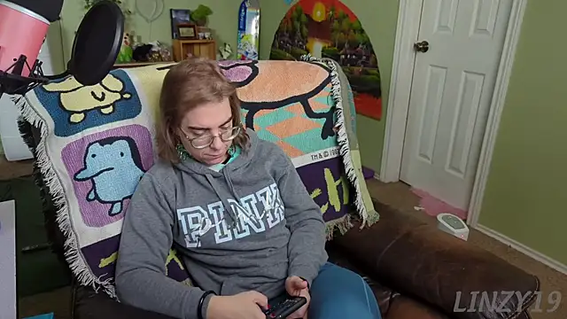 Snapshot of Linzy_19 chatting on February 21, 5:20 pm Linzy 19 online show from February 21, 5:20 pm