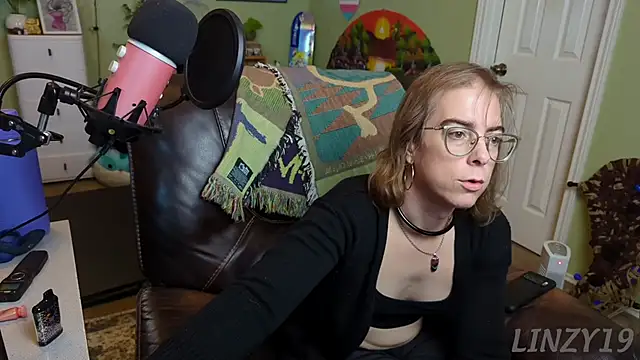 Snapshot of Linzy_19 chatting on February 24, 4:15 pm Linzy 19 online show from February 24, 4:15 pm