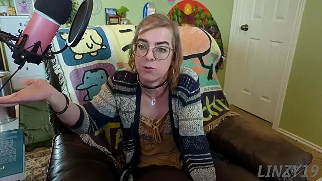 Snapshot of Linzy_19 chatting on February 27, 8:31 pm Linzy 19 online show from February 27, 8:31 pm