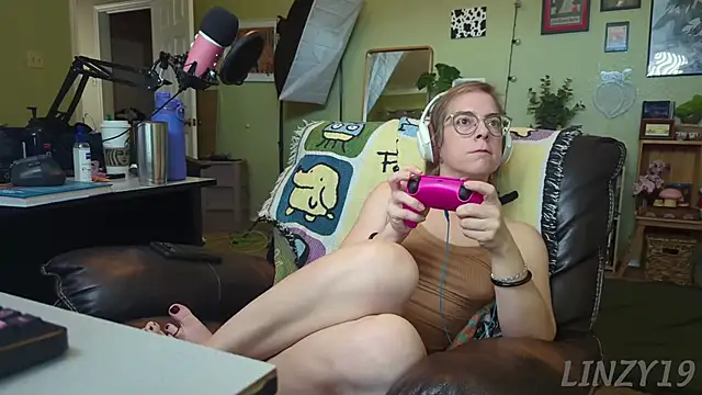 Snapshot of Linzy_19 chatting on March 1, 9:37 pm Linzy 19 online show from March 1, 9:37 pm