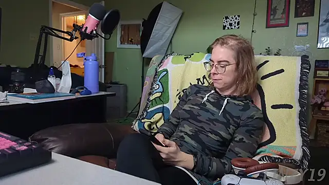 Snapshot of Linzy_19 chatting on March 2, 3:37 pm Linzy 19 online show from March 2, 3:37 pm