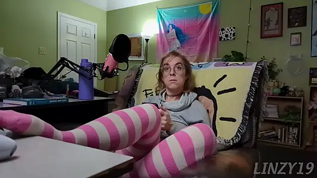 Snapshot of Linzy_19 chatting on March 14, 3:15 am Linzy 19 online show from March 14, 3:15 am